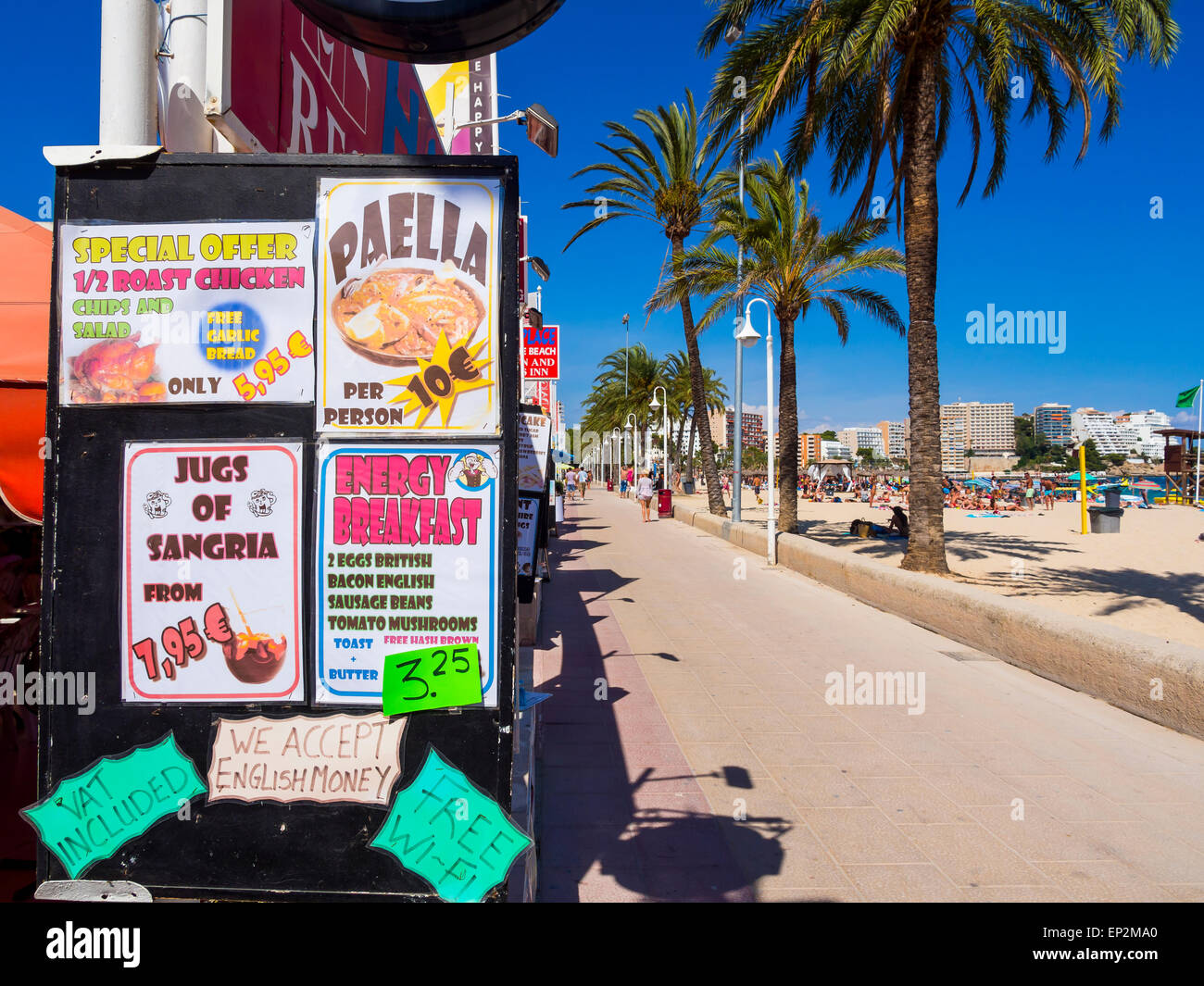 Spanien, Balearen, Mallorca, Magaluf, Blick auf die Strandpromenade und bietet ein Restaurant Stockfoto