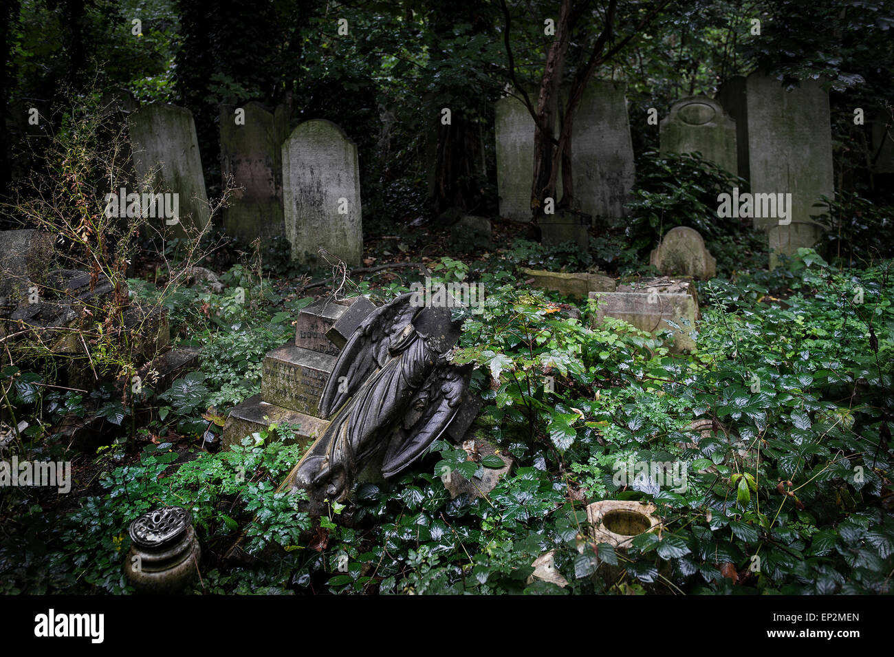 Zerbrochene Grabsteine in Tower Hamlets Cemetery im Londoner East End. Stockfoto