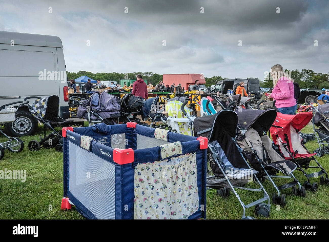 Menschen kaufen und verkaufen auf einem Flohmarkt in Essex. Stockfoto