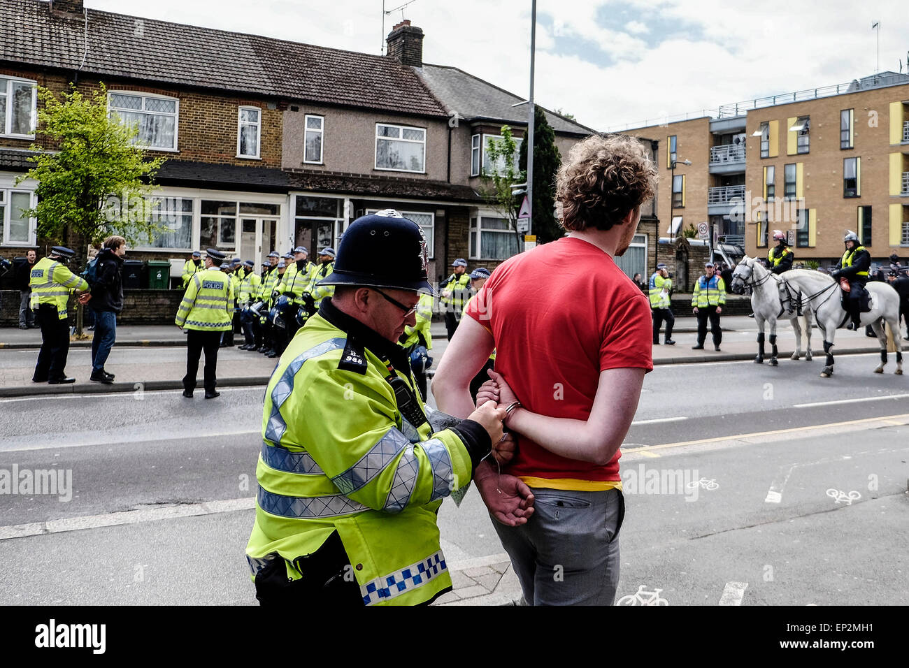 Junger Mann, der verhaftet wird, als Antifaschisten zusammenkommen, um gegen die englische Verteidigungsliga zu protestieren. Stockfoto