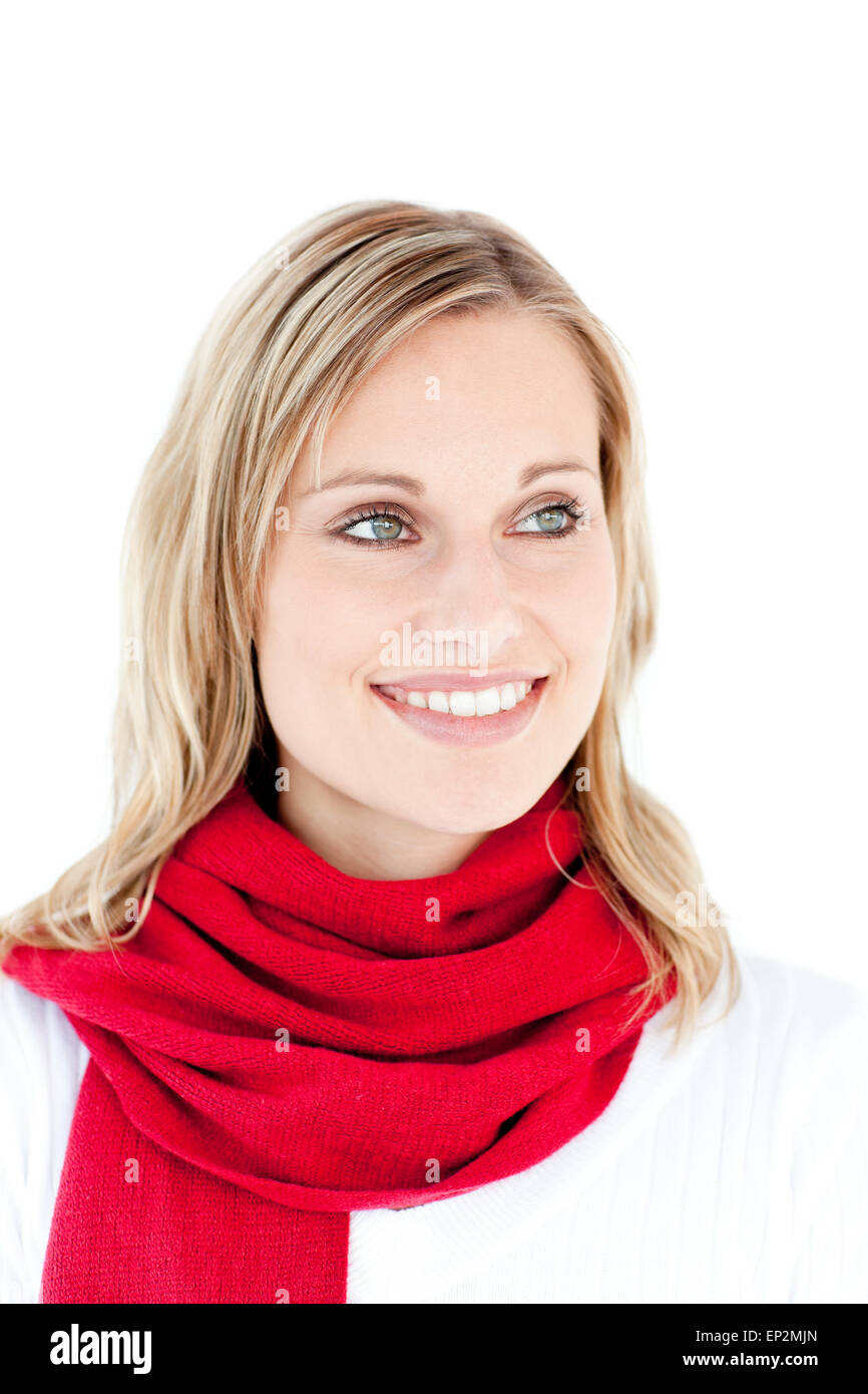 Porträt einer faszinierenden Frau mit einem roten Schal vor weißem Hintergrund Stockfoto