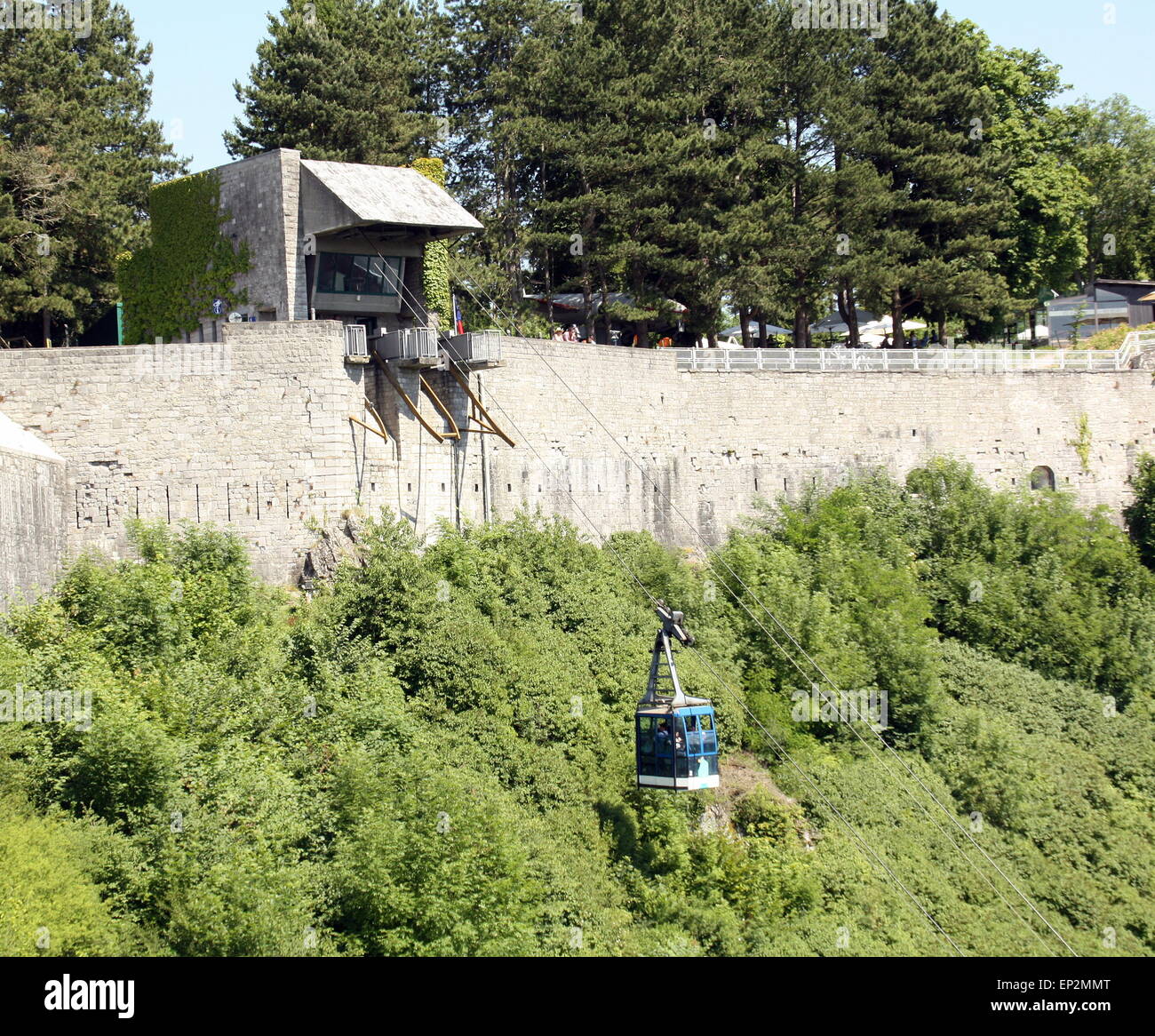 Dinant. Juni-08-2014.  Kabel die Touristen zur Zitadelle auf der Cliffop. Belgischen Ardennen Stockfoto