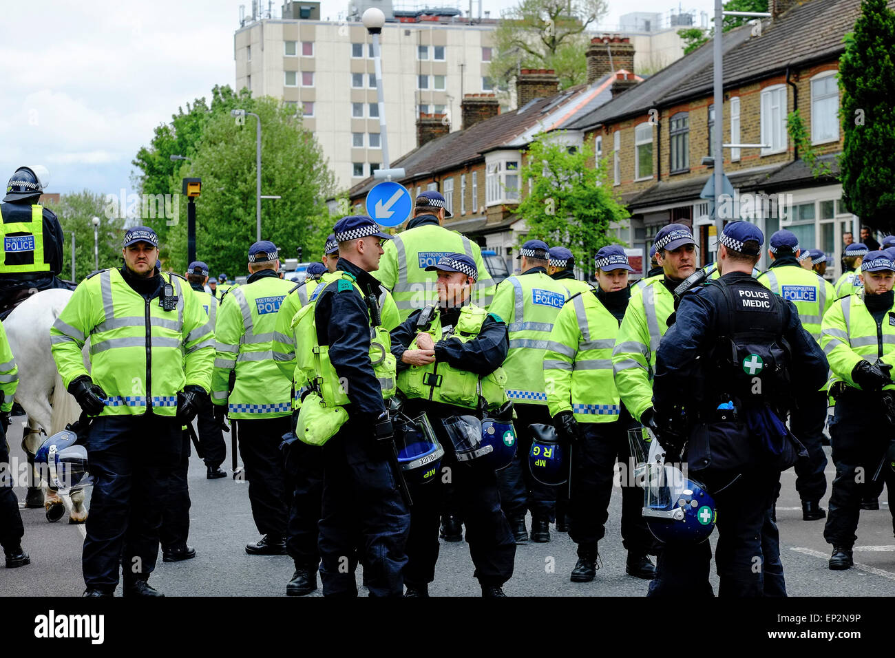 Polizisten Form ein Cordon als Antifaschisten sammeln gegen den Marsch durch die English Defence League gehalten zu protestieren. Stockfoto