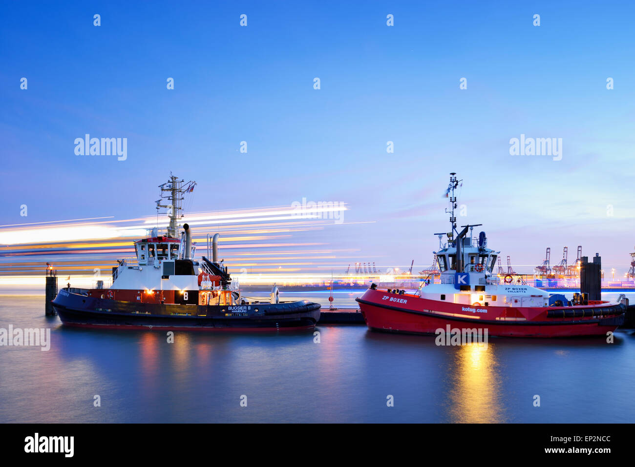 Deutschland, Hamburg, Hafen mit Schlepper zur blauen Stunde Stockfoto