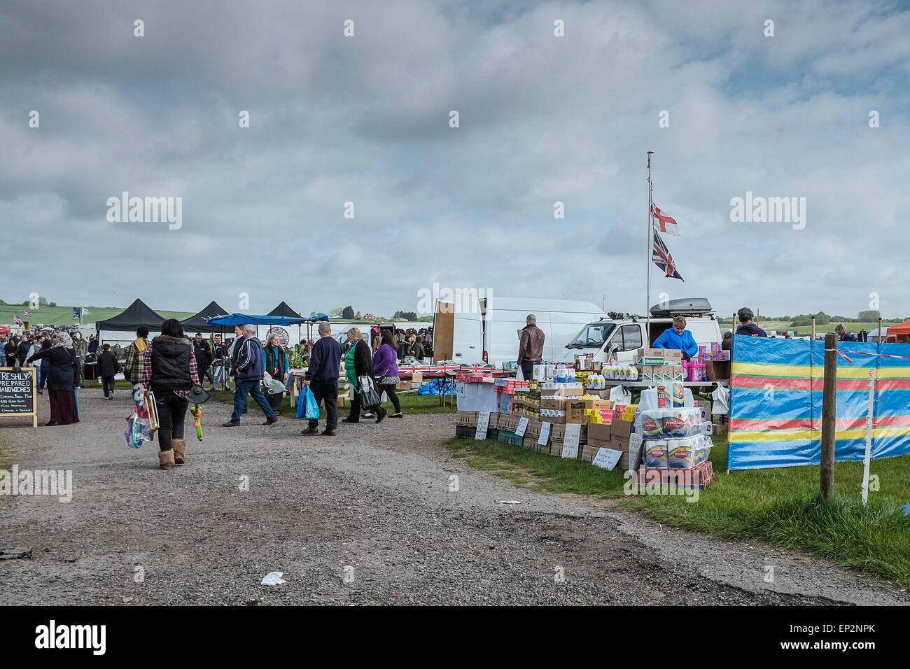 Menschen kaufen und verkaufen auf einem Flohmarkt in Essex. Stockfoto