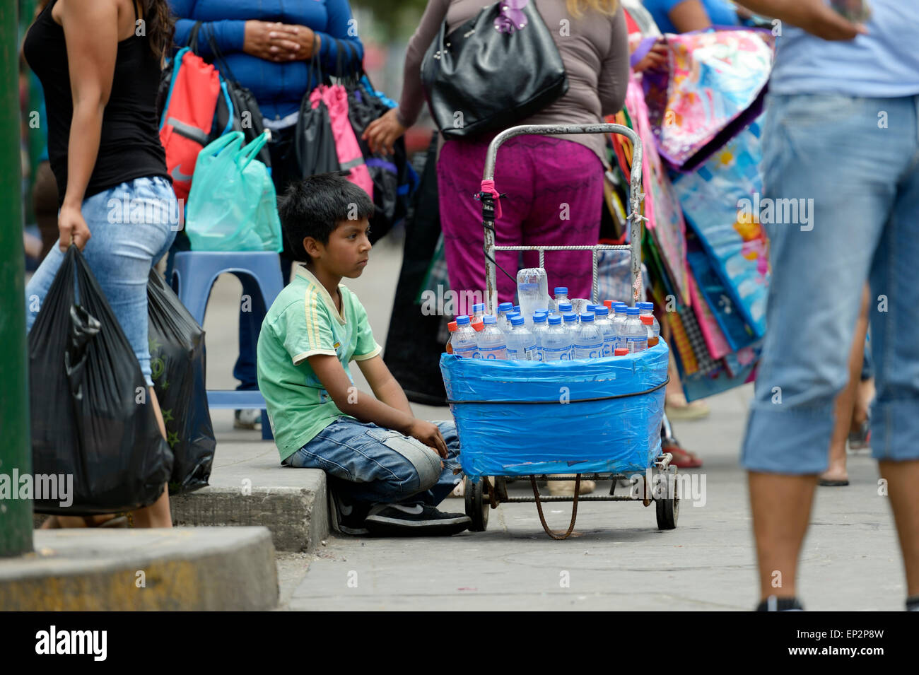 Peru, Lima, jungen, Wasser in Flaschen zu verkaufen Stockfoto