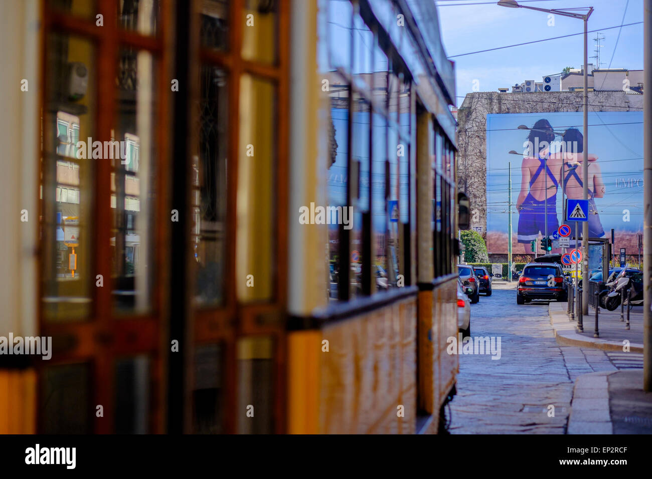Italien, Mailand, Straßenbahn und Werbung Plakat Stockfoto