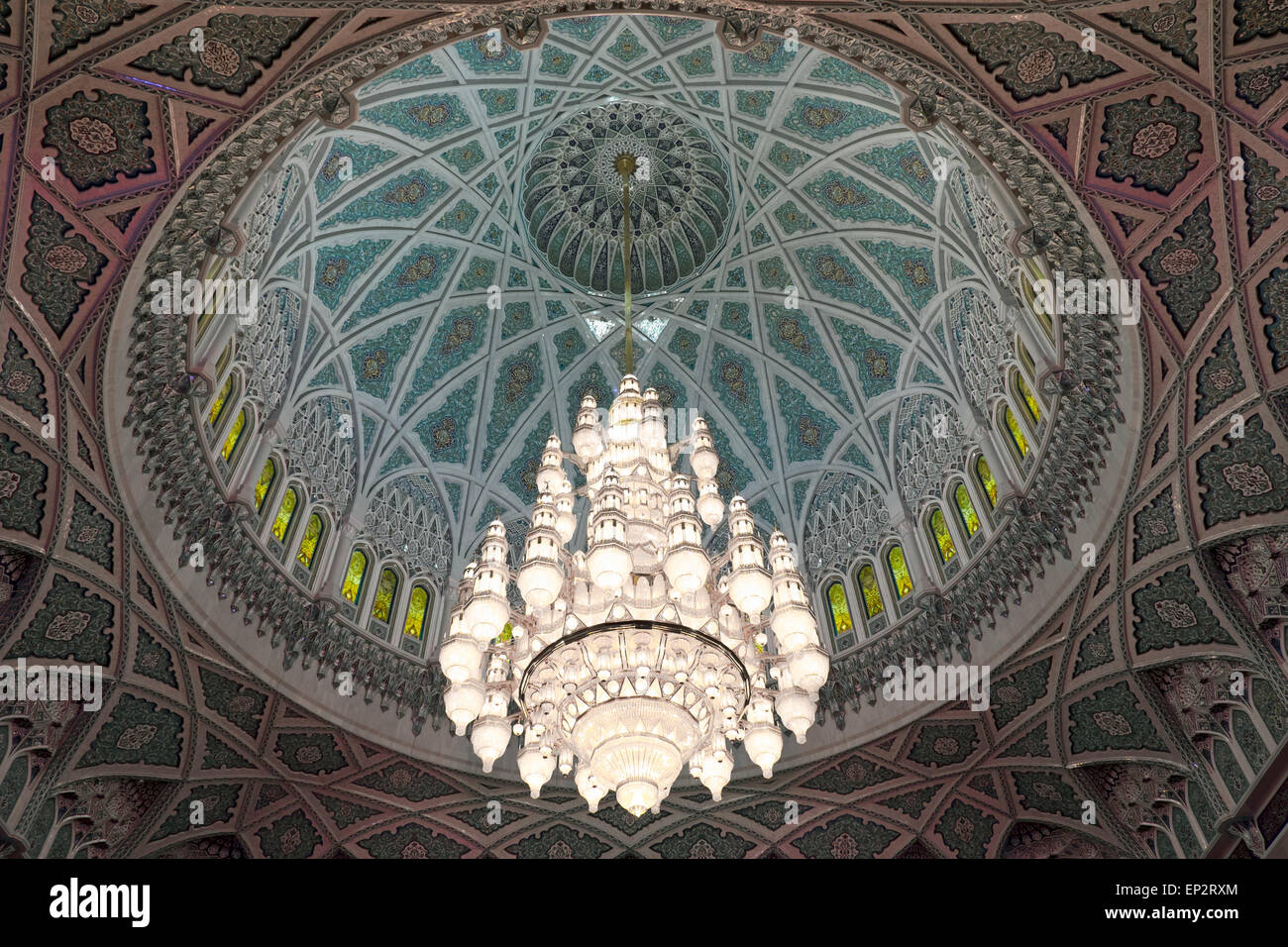Oman, Sultan Qaboos Moschee, Main Glanz auf gewölbte Decke Stockfoto