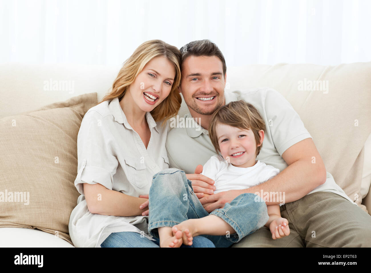 Glückliche Familie auf dem sofa Stockfoto