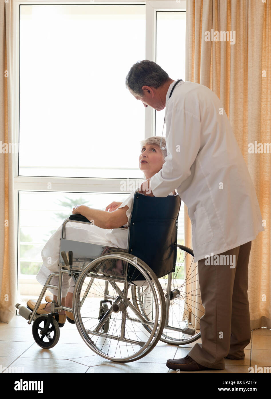 Arzt mit seinem Patienten schaut aus dem Fenster Stockfoto