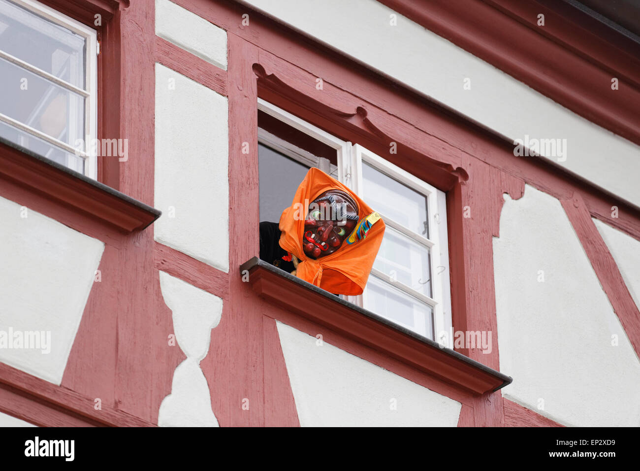 Deutschland, Ravensburg, Hexe Blick aus Fenster auf die Parade der Schwäbisch-alemannischen Fastnacht Stockfoto