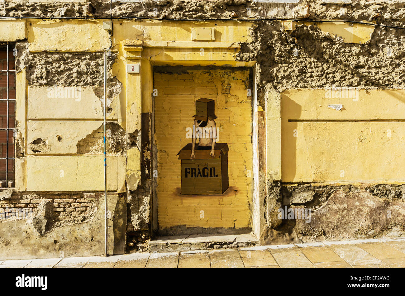 Spanien, Andalusien, Malaga, Graffiti, männliche Gestalt im Karton, fragil Stockfoto