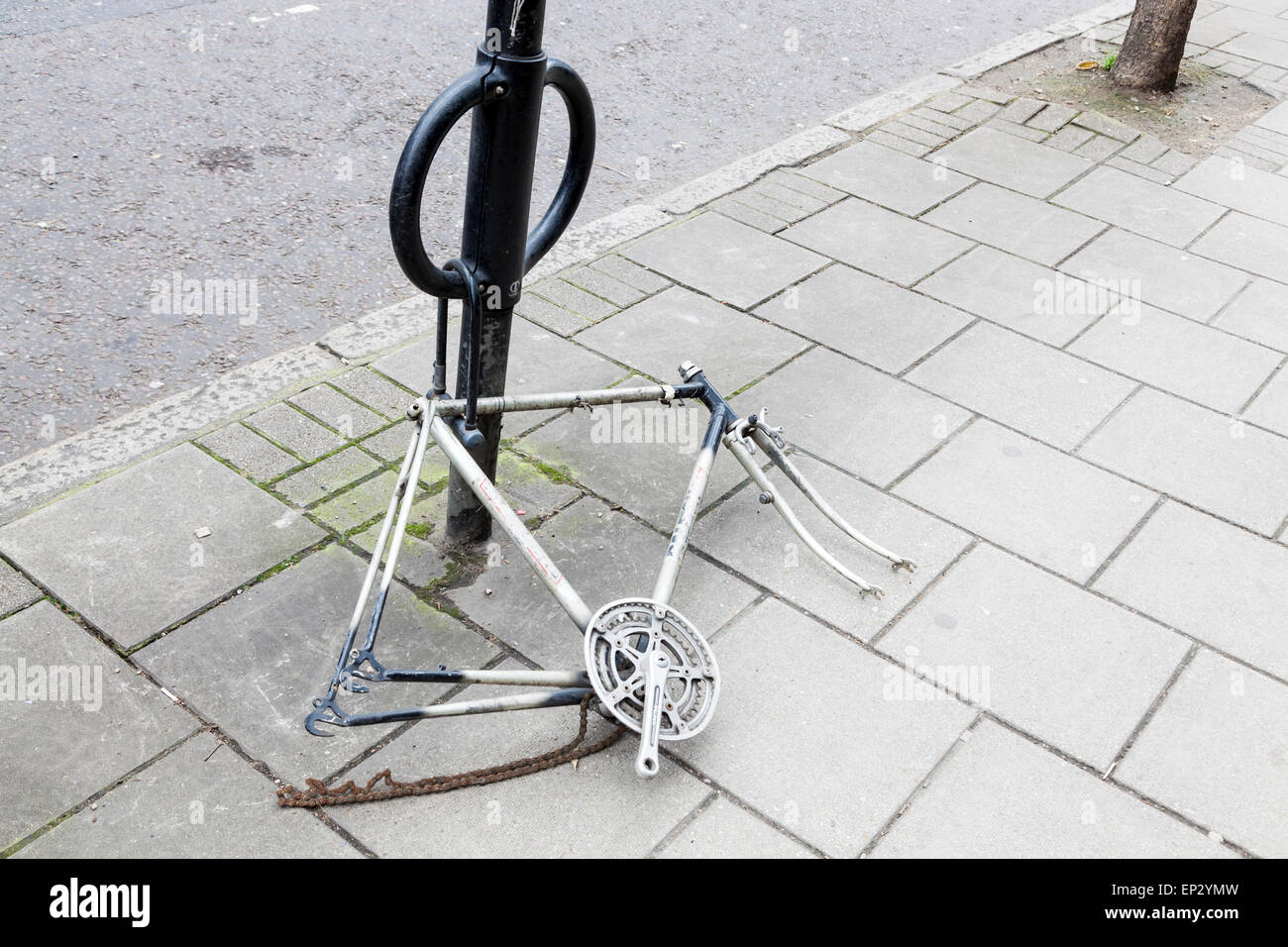 Fahrrad Diebstahl. Räder, Lenker, Pedale, Sitz und andere Teile von einer gesperrten Fahrrad gestohlen, London, England, Großbritannien Stockfoto