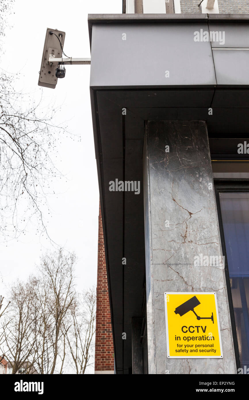 CCTV-Zeichen auf ein Gebäude mit der Überwachungskamera oben, London, England, Großbritannien Stockfoto