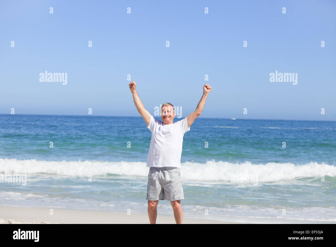 Mann tut seine Strecken am Strand Stockfoto