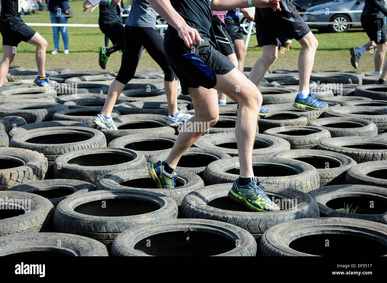 Bunten Laufschuhe auf Gummireifen, Hindernis-Parcours Rennen Stockfoto