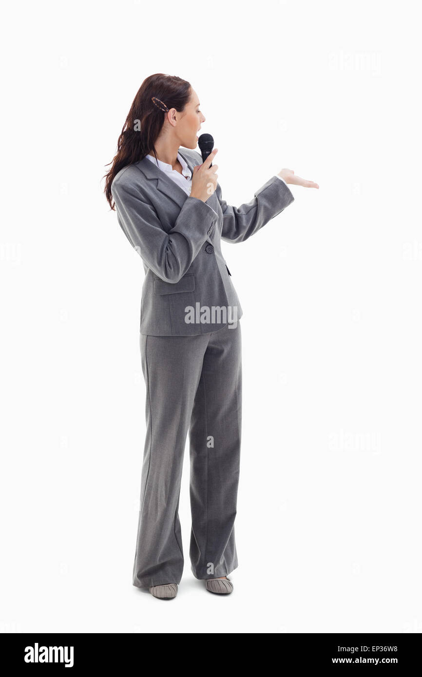 Geschäftsfrau Ansager sprechen in ein Mikrofon Stockfoto