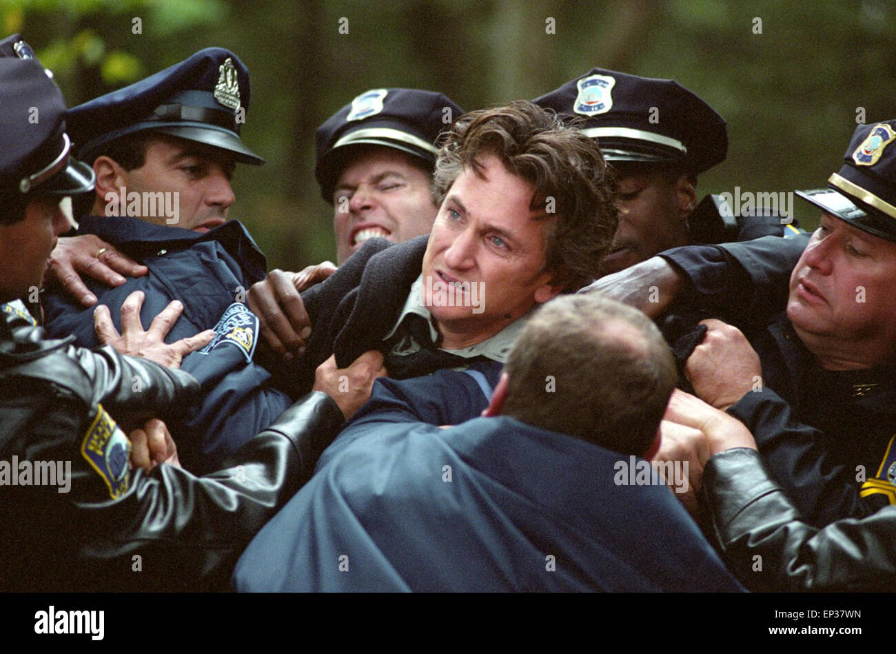 Mystic River ist ein 2003 American Mystery Drama Film Regie und erzielte von Clint Eastwood. Die Hauptrollen Sean Penn, Tim Robbins, Kevin Bacon, Laurence Fishburne, Marcia Gay Harden und Laura Linney.  Dieses Foto ist nur zu redaktionellen Zwecken und unterliegen dem Copyright von der Filmgesellschaft und/oder der Fotograf von dem Film oder der Firma zugeordnet und kann nur durch Veröffentlichungen im Zusammenhang mit der Förderung der oben genannten Film reproduziert werden. Eine obligatorische Gutschrift auf die Filmgesellschaft ist erforderlich. Der Fotograf sollte auch angerechnet werden, wenn bekannt. Stockfoto