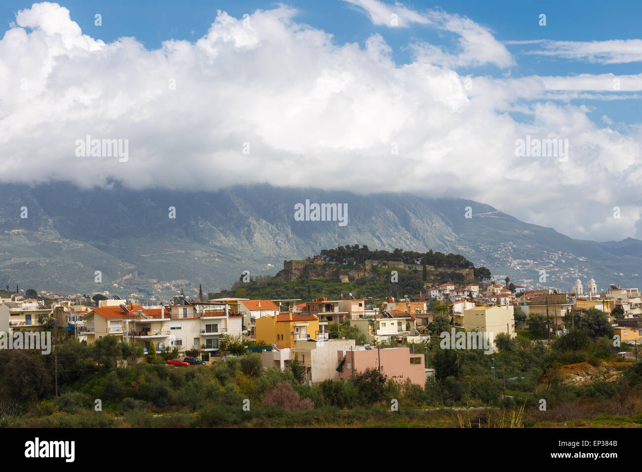 Teilansicht der Stadt Kalamata mit der alten mittelalterlichen Festung auf dem Hügel gegen Taygetos Gebirge, Präfektur Messenien, Griechenland Stockfoto