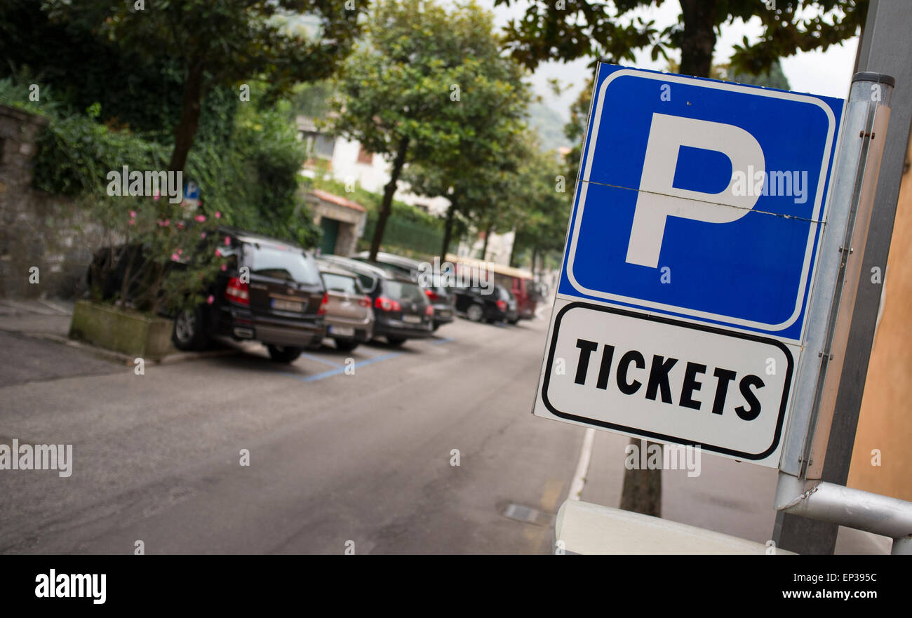 Parken Zeichen auf einer Straße in Italien. Stockfoto