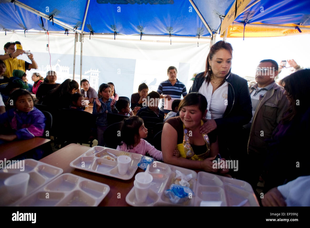 Guatemala-Vizepräsident Roxana Baldett besuchen ein Nothilfe-Zelt in San Marcos für 7,4 M Erdbeben November 2012. Stockfoto