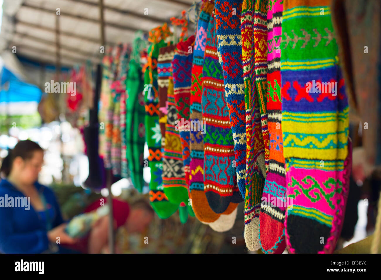 Bunte Socken auf trockenen Brücke Markt in Tiflis, Georgien. Trockenen Brücke ist heute bekannteste floh und Souvenir Markt in Georgien Stockfoto