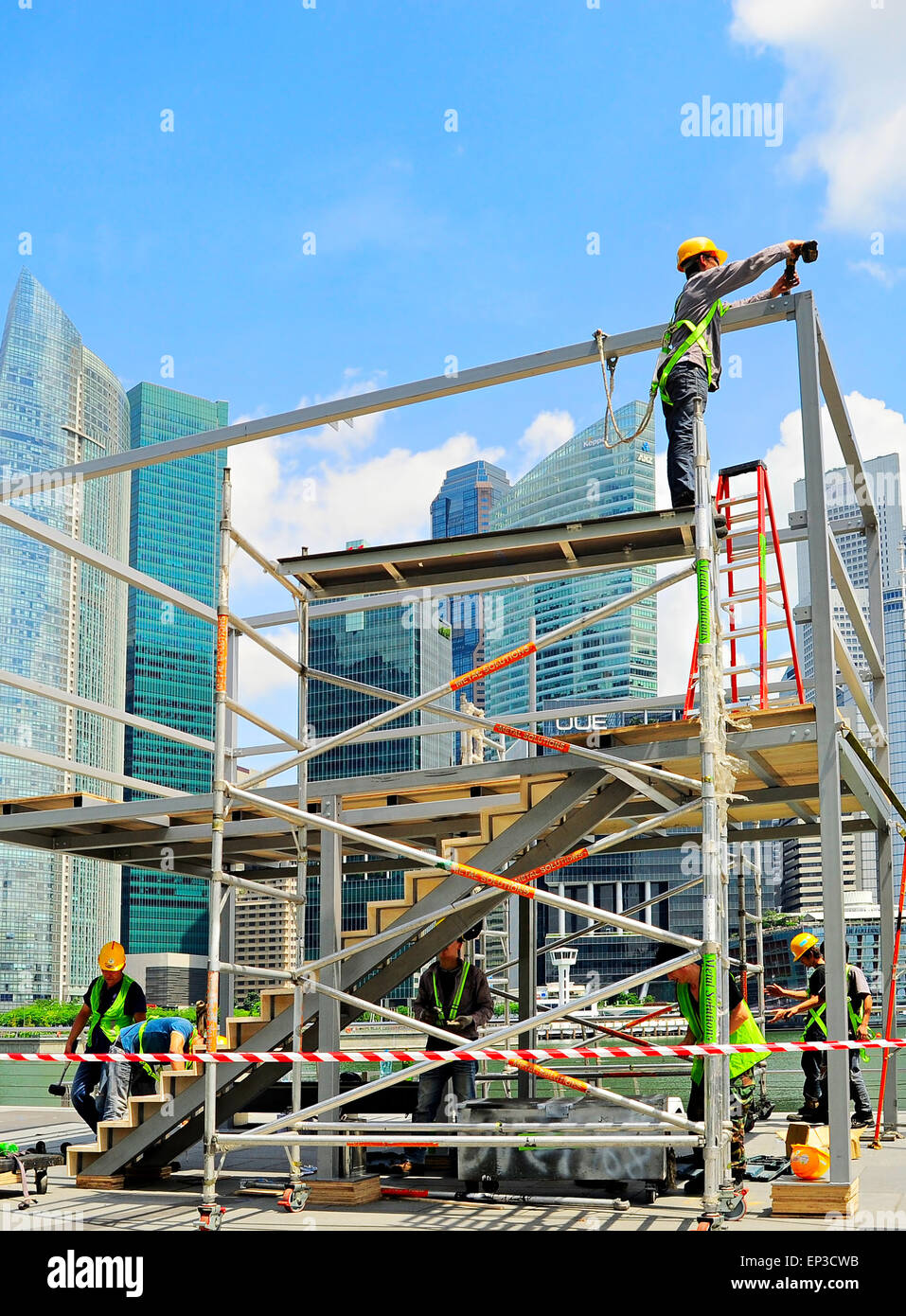 Arbeiter auf der Baustelle vor Singapur in Singapur. Bauwirtschaft ist exp Stockfoto