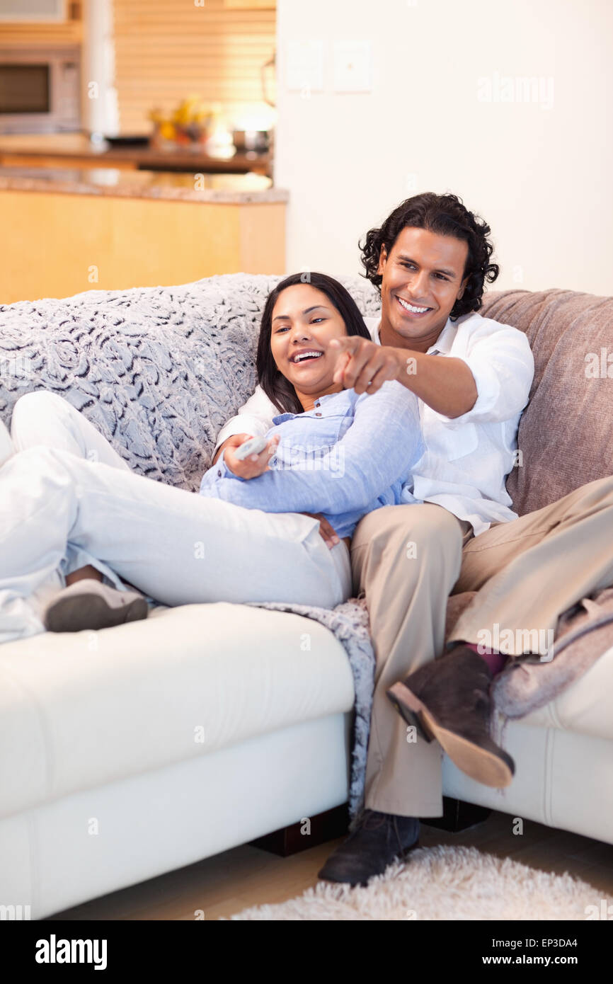 Fröhliches paar vor dem Fernseher zusammen Stockfoto