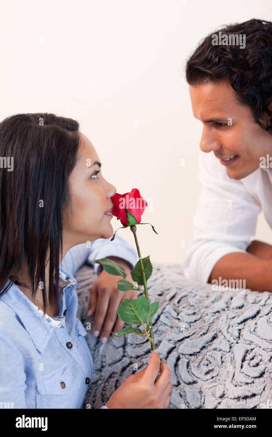 Frau bekam eine Rose von ihrem Freund zum Valentinstag Stockfoto