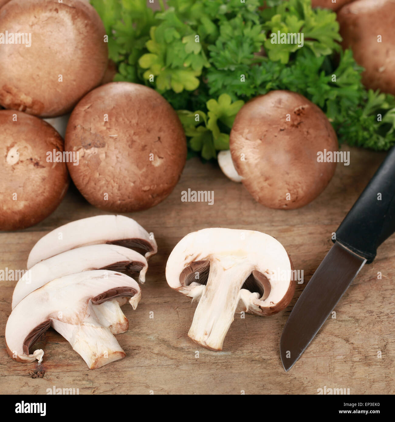 Essen Zubereiten: Geschnittene Braune Champignons Stockfoto