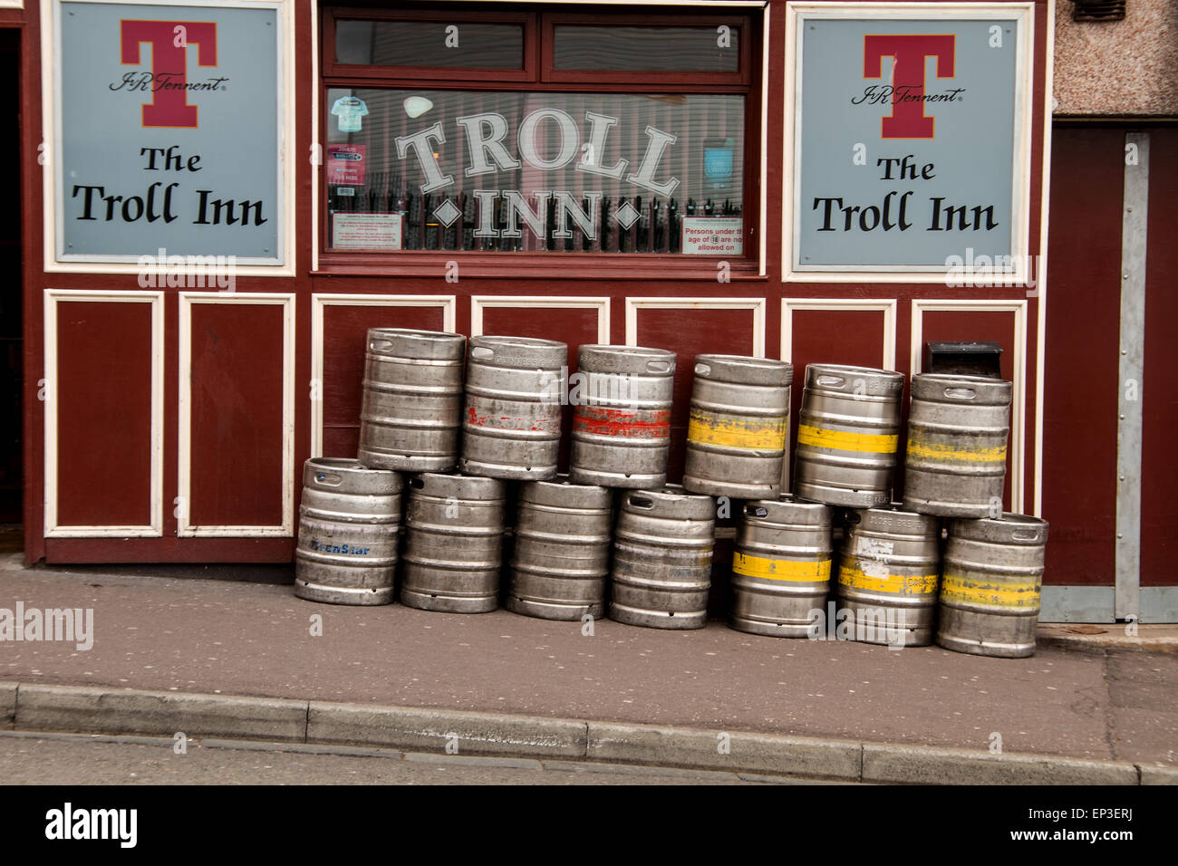 Die Troll-Inn ist eine kleine lokale Scottish Pub von schottischen Brauerei AG geführt und liegt am 17 Arklay Street Dundee. Ihre Nachmittag Lieferungen Biere und Biere waren pünktlich für die Kneipe einheimischen und traditionellen schottischen Ales aus Hahn zu verkaufen. Arklay benannt in Erinnerung an David Arklay von Ostern Clepington, starb im Jahre 1822, und folgte ihm sein Sohn Peter Arklay von Dunninald. Clepington begab sich Peters zweiter Sohn, Robert, der es im Jahre 1856 an William Neish von Tannadice verkauft, wer Feued die meisten der Ostern Clepington Gründe. Bildnachweis: Dundee Photographics/Alamy Live-Nachrichten Stockfoto
