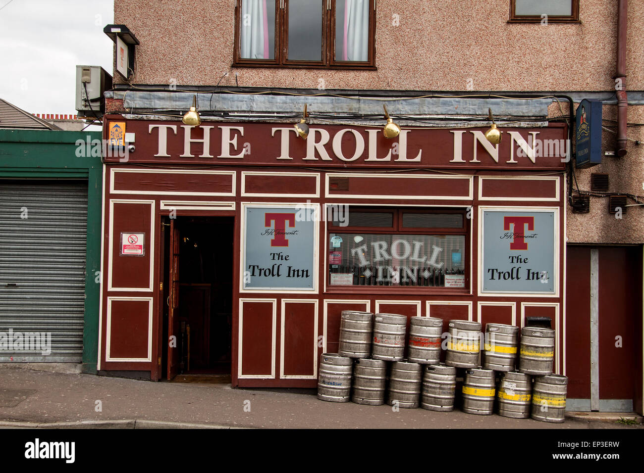 Die Troll-Inn ist eine kleine lokale Scottish Pub von schottischen Brauerei AG geführt und liegt am 17 Arklay Street Dundee. Ihre Nachmittag Lieferungen Biere und Biere waren pünktlich für die Kneipe einheimischen und traditionellen schottischen Ales aus Hahn zu verkaufen. Arklay benannt in Erinnerung an David Arklay von Ostern Clepington, starb im Jahre 1822, und folgte ihm sein Sohn Peter Arklay von Dunninald. Clepington begab sich Peters zweiter Sohn, Robert, der es im Jahre 1856 an William Neish von Tannadice verkauft, wer Feued die meisten der Ostern Clepington Gründe. Bildnachweis: Dundee Photographics/Alamy Live-Nachrichten Stockfoto