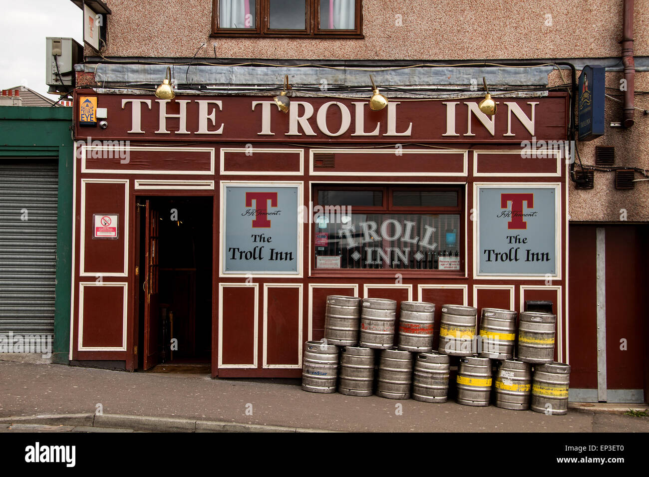 Die Troll-Inn ist eine kleine lokale Scottish Pub von schottischen Brauerei AG geführt und liegt am 17 Arklay Street Dundee. Ihre Nachmittag Lieferungen Biere und Biere waren pünktlich für die Kneipe einheimischen und traditionellen schottischen Ales aus Hahn zu verkaufen. Arklay benannt in Erinnerung an David Arklay von Ostern Clepington, starb im Jahre 1822, und folgte ihm sein Sohn Peter Arklay von Dunninald. Clepington begab sich Peters zweiter Sohn, Robert, der es im Jahre 1856 an William Neish von Tannadice verkauft, wer Feued die meisten der Ostern Clepington Gründe. Bildnachweis: Dundee Photographics/Alamy Live-Nachrichten Stockfoto