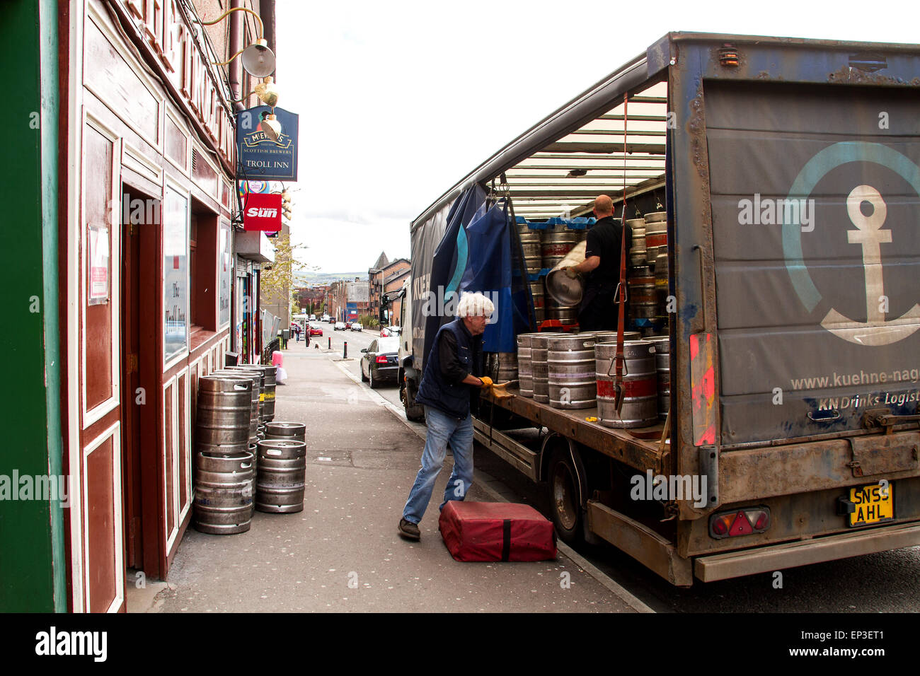 Die Troll-Inn ist eine kleine lokale Scottish Pub von schottischen Brauerei AG geführt und liegt am 17 Arklay Street Dundee. Ihre Nachmittag Lieferungen Biere und Biere waren pünktlich für die Kneipe einheimischen und traditionellen schottischen Ales aus Hahn zu verkaufen. Arklay benannt in Erinnerung an David Arklay von Ostern Clepington, starb im Jahre 1822, und folgte ihm sein Sohn Peter Arklay von Dunninald. Clepington begab sich Peters zweiter Sohn, Robert, der es im Jahre 1856 an William Neish von Tannadice verkauft, wer Feued die meisten der Ostern Clepington Gründe. Bildnachweis: Dundee Photographics/Alamy Live-Nachrichten Stockfoto