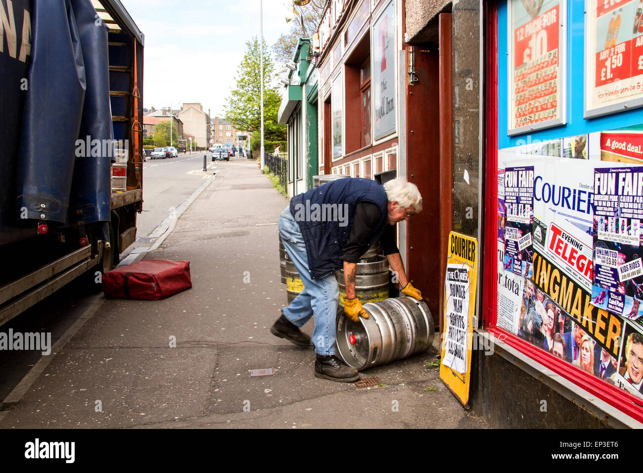 Die Troll-Inn ist eine kleine lokale Scottish Pub von schottischen Brauerei AG geführt und liegt am 17 Arklay Street Dundee. Ihre Nachmittag Lieferungen Biere und Biere waren pünktlich für die Kneipe einheimischen und traditionellen schottischen Ales aus Hahn zu verkaufen. Arklay benannt in Erinnerung an David Arklay von Ostern Clepington, starb im Jahre 1822, und folgte ihm sein Sohn Peter Arklay von Dunninald. Clepington begab sich Peters zweiter Sohn, Robert, der es im Jahre 1856 an William Neish von Tannadice verkauft, wer Feued die meisten der Ostern Clepington Gründe. Bildnachweis: Dundee Photographics/Alamy Live-Nachrichten Stockfoto