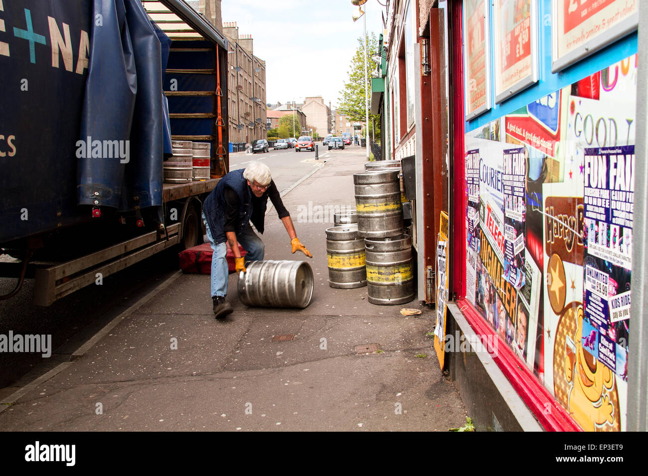 Die Troll-Inn ist eine kleine lokale Scottish Pub von schottischen Brauerei AG geführt und liegt am 17 Arklay Street Dundee. Ihre Nachmittag Lieferungen Biere und Biere waren pünktlich für die Kneipe einheimischen und traditionellen schottischen Ales aus Hahn zu verkaufen. Arklay benannt in Erinnerung an David Arklay von Ostern Clepington, starb im Jahre 1822, und folgte ihm sein Sohn Peter Arklay von Dunninald. Clepington begab sich Peters zweiter Sohn, Robert, der es im Jahre 1856 an William Neish von Tannadice verkauft, wer Feued die meisten der Ostern Clepington Gründe. Bildnachweis: Dundee Photographics/Alamy Live-Nachrichten Stockfoto