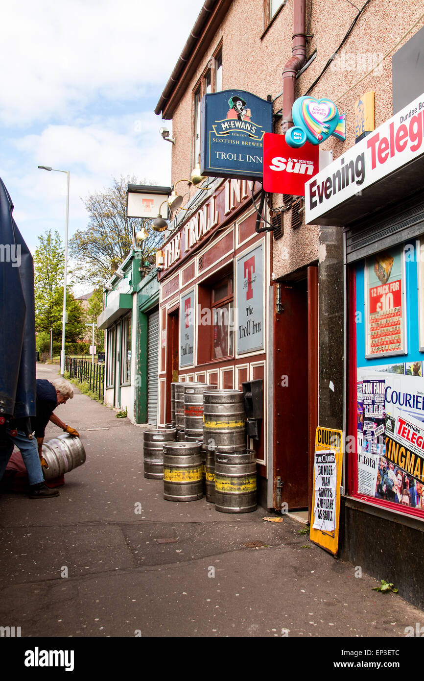 Die Troll-Inn ist eine kleine lokale Scottish Pub von schottischen Brauerei AG geführt und liegt am 17 Arklay Street Dundee. Ihre Nachmittag Lieferungen Biere und Biere waren pünktlich für die Kneipe einheimischen und traditionellen schottischen Ales aus Hahn zu verkaufen. Arklay benannt in Erinnerung an David Arklay von Ostern Clepington, starb im Jahre 1822, und folgte ihm sein Sohn Peter Arklay von Dunninald. Clepington begab sich Peters zweiter Sohn, Robert, der es im Jahre 1856 an William Neish von Tannadice verkauft, wer Feued die meisten der Ostern Clepington Gründe. Bildnachweis: Dundee Photographics/Alamy Live-Nachrichten Stockfoto