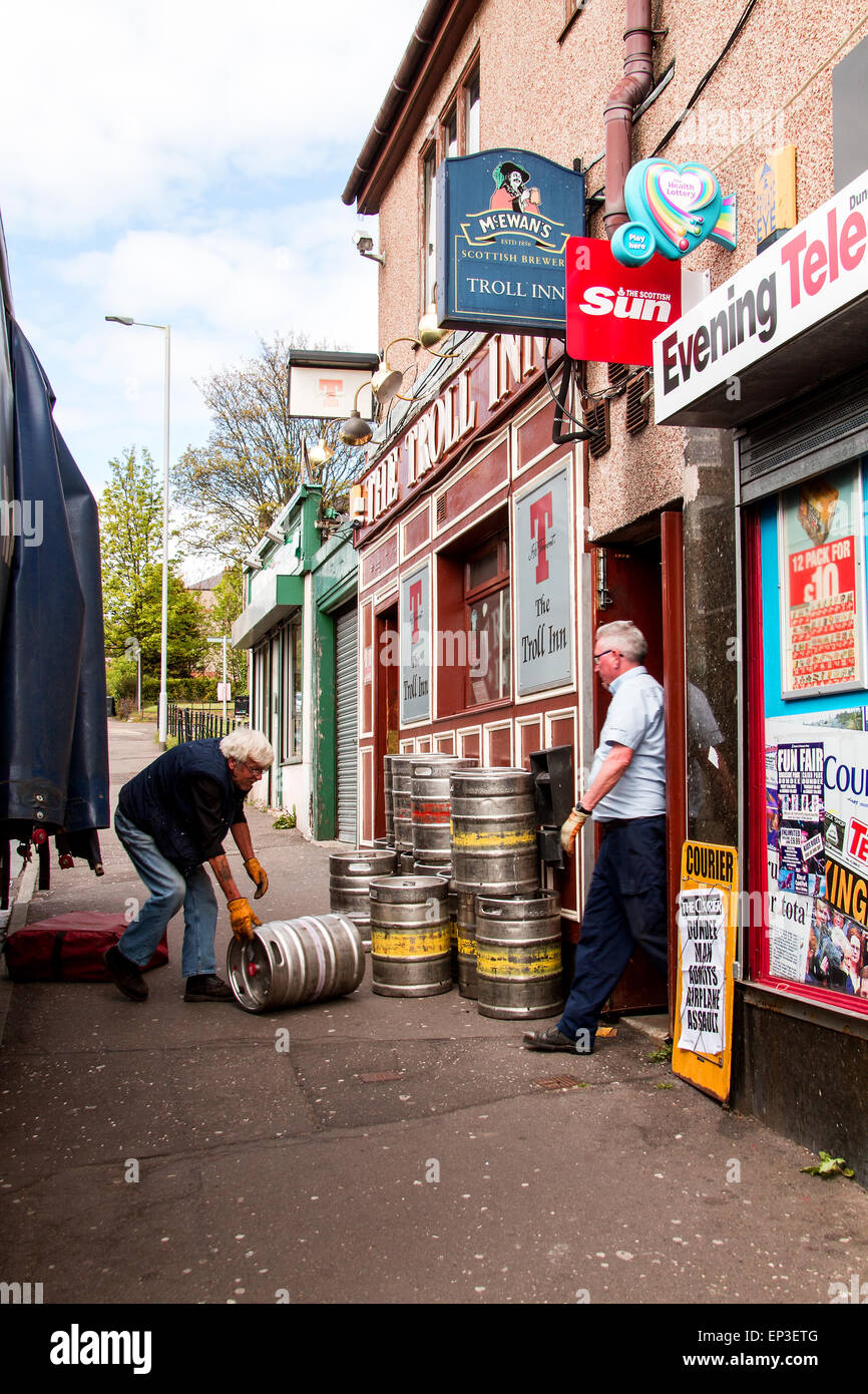 Die Troll-Inn ist eine kleine lokale Scottish Pub von schottischen Brauerei AG geführt und liegt am 17 Arklay Street Dundee. Ihre Nachmittag Lieferungen Biere und Biere waren pünktlich für die Kneipe einheimischen und traditionellen schottischen Ales aus Hahn zu verkaufen. Arklay benannt in Erinnerung an David Arklay von Ostern Clepington, starb im Jahre 1822, und folgte ihm sein Sohn Peter Arklay von Dunninald. Clepington begab sich Peters zweiter Sohn, Robert, der es im Jahre 1856 an William Neish von Tannadice verkauft, wer Feued die meisten der Ostern Clepington Gründe. Bildnachweis: Dundee Photographics/Alamy Live-Nachrichten Stockfoto