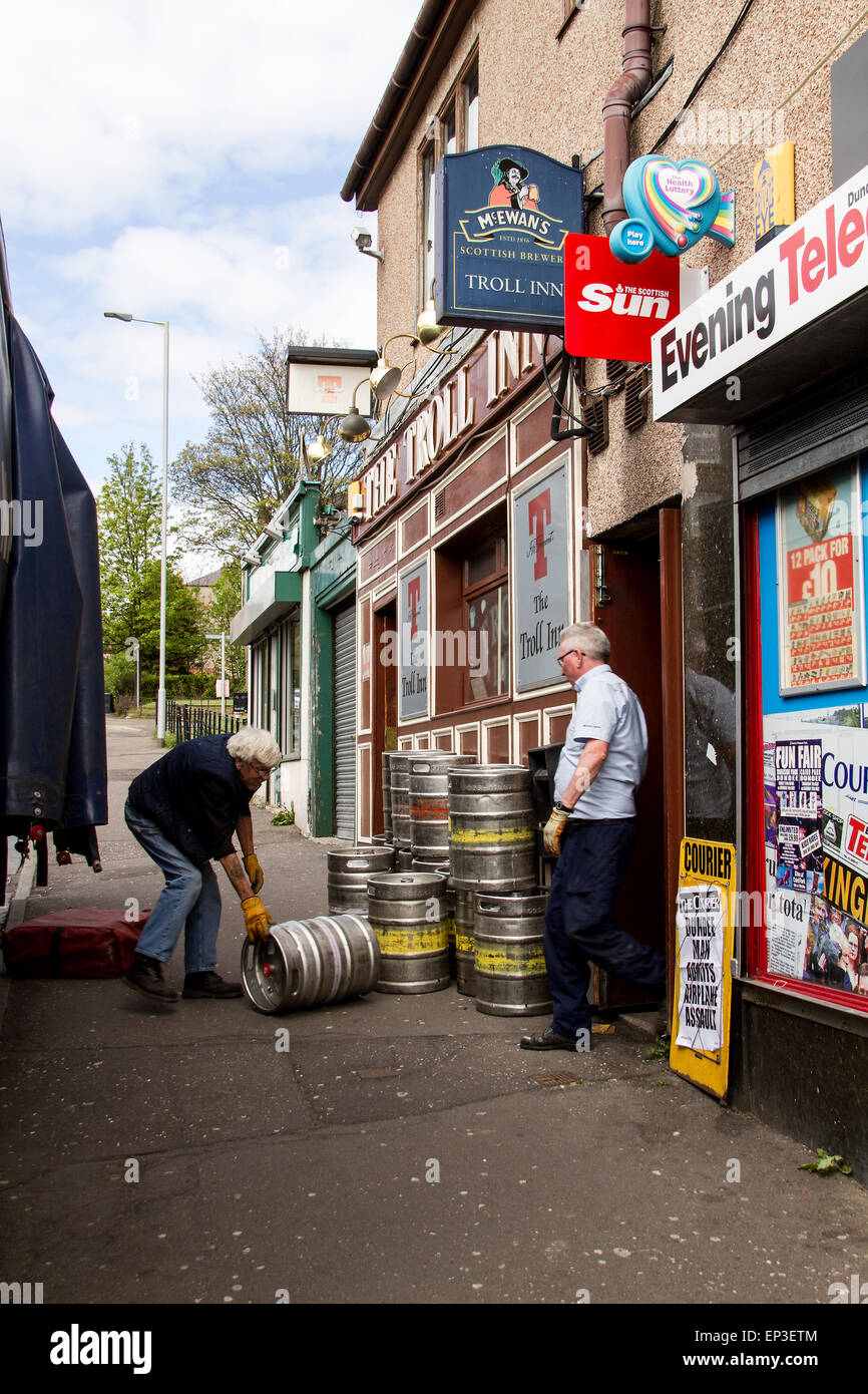 Die Troll-Inn ist eine kleine lokale Scottish Pub von schottischen Brauerei AG geführt und liegt am 17 Arklay Street Dundee. Ihre Nachmittag Lieferungen Biere und Biere waren pünktlich für die Kneipe einheimischen und traditionellen schottischen Ales aus Hahn zu verkaufen. Arklay benannt in Erinnerung an David Arklay von Ostern Clepington, starb im Jahre 1822, und folgte ihm sein Sohn Peter Arklay von Dunninald. Clepington begab sich Peters zweiter Sohn, Robert, der es im Jahre 1856 an William Neish von Tannadice verkauft, wer Feued die meisten der Ostern Clepington Gründe. Bildnachweis: Dundee Photographics/Alamy Live-Nachrichten Stockfoto