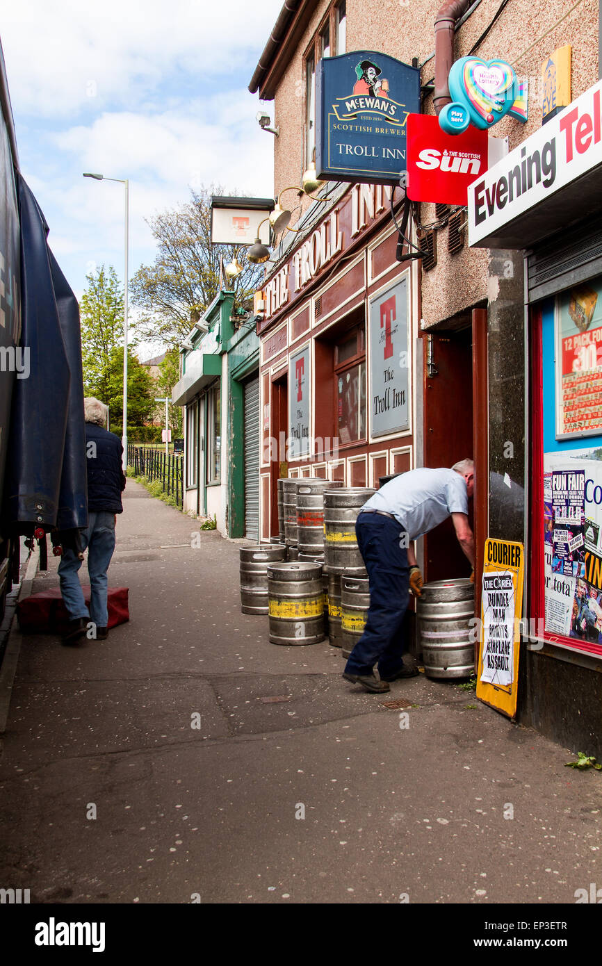 Die Troll-Inn ist eine kleine lokale Scottish Pub von schottischen Brauerei AG geführt und liegt am 17 Arklay Street Dundee. Ihre Nachmittag Lieferungen Biere und Biere waren pünktlich für die Kneipe einheimischen und traditionellen schottischen Ales aus Hahn zu verkaufen. Arklay benannt in Erinnerung an David Arklay von Ostern Clepington, starb im Jahre 1822, und folgte ihm sein Sohn Peter Arklay von Dunninald. Clepington begab sich Peters zweiter Sohn, Robert, der es im Jahre 1856 an William Neish von Tannadice verkauft, wer Feued die meisten der Ostern Clepington Gründe. Bildnachweis: Dundee Photographics/Alamy Live-Nachrichten Stockfoto