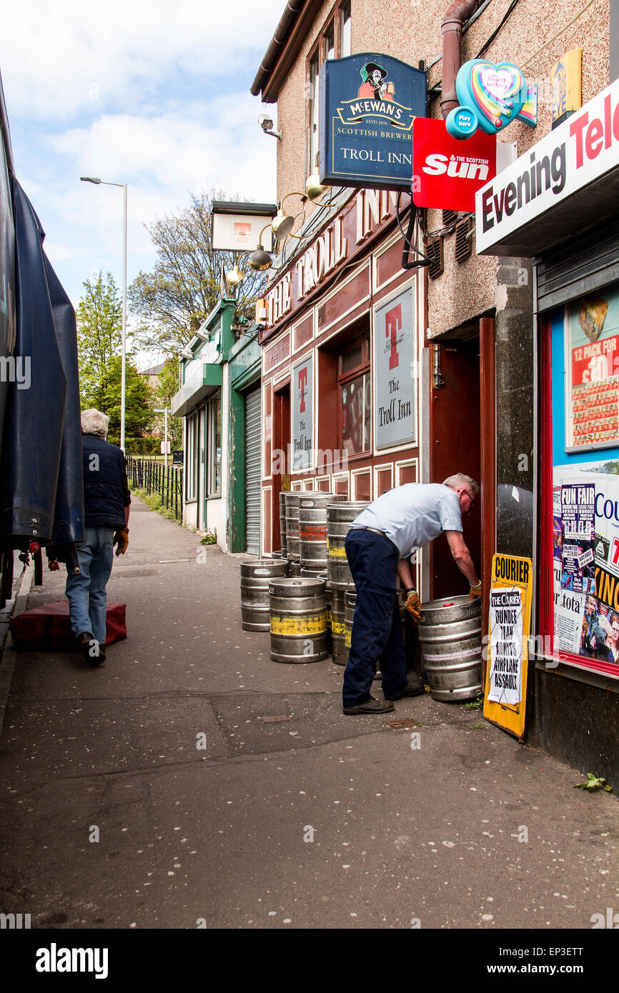 Die Troll-Inn ist eine kleine lokale Scottish Pub von schottischen Brauerei AG geführt und liegt am 17 Arklay Street Dundee. Ihre Nachmittag Lieferungen Biere und Biere waren pünktlich für die Kneipe einheimischen und traditionellen schottischen Ales aus Hahn zu verkaufen. Arklay benannt in Erinnerung an David Arklay von Ostern Clepington, starb im Jahre 1822, und folgte ihm sein Sohn Peter Arklay von Dunninald. Clepington begab sich Peters zweiter Sohn, Robert, der es im Jahre 1856 an William Neish von Tannadice verkauft, wer Feued die meisten der Ostern Clepington Gründe. Bildnachweis: Dundee Photographics/Alamy Live-Nachrichten Stockfoto
