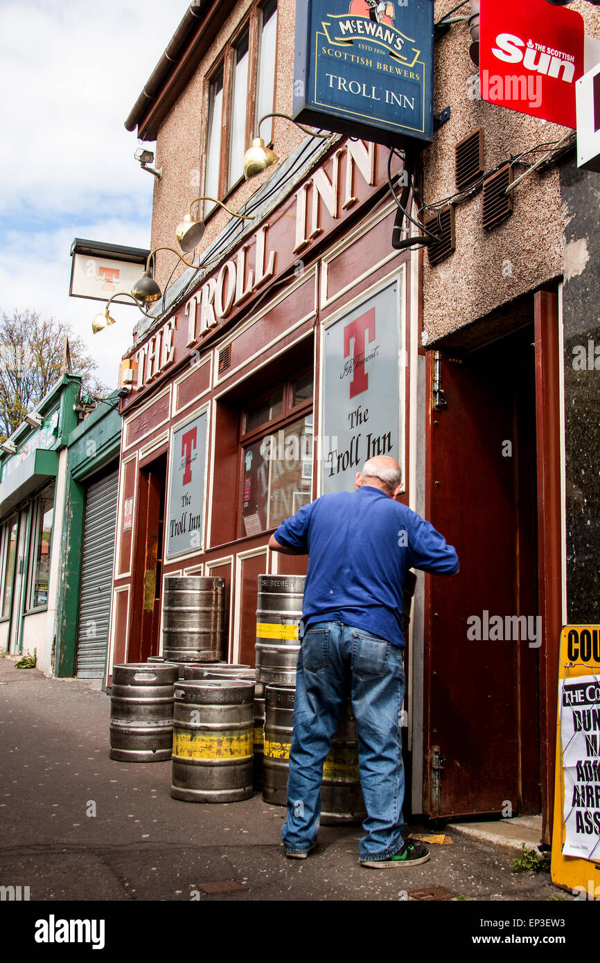 Die Troll-Inn ist eine kleine lokale Scottish Pub von schottischen Brauerei AG geführt und liegt am 17 Arklay Street Dundee. Ihre Nachmittag Lieferungen Biere und Biere waren pünktlich für die Kneipe einheimischen und traditionellen schottischen Ales aus Hahn zu verkaufen. Arklay benannt in Erinnerung an David Arklay von Ostern Clepington, starb im Jahre 1822, und folgte ihm sein Sohn Peter Arklay von Dunninald. Clepington begab sich Peters zweiter Sohn, Robert, der es im Jahre 1856 an William Neish von Tannadice verkauft, wer Feued die meisten der Ostern Clepington Gründe. Bildnachweis: Dundee Photographics/Alamy Live-Nachrichten Stockfoto
