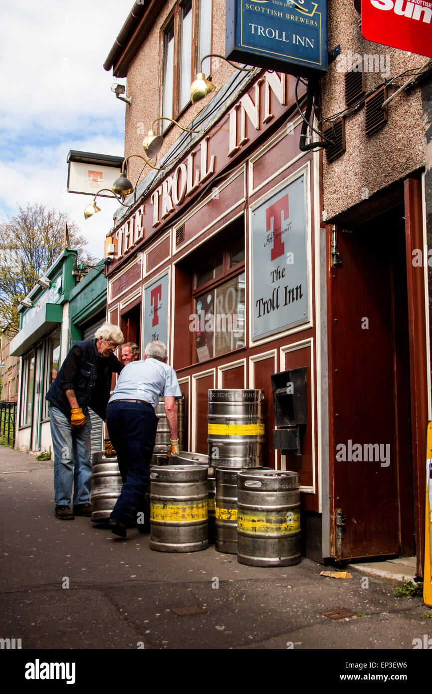 Die Troll-Inn ist eine kleine lokale Scottish Pub von schottischen Brauerei AG geführt und liegt am 17 Arklay Street Dundee. Ihre Nachmittag Lieferungen Biere und Biere waren pünktlich für die Kneipe einheimischen und traditionellen schottischen Ales aus Hahn zu verkaufen. Arklay benannt in Erinnerung an David Arklay von Ostern Clepington, starb im Jahre 1822, und folgte ihm sein Sohn Peter Arklay von Dunninald. Clepington begab sich Peters zweiter Sohn, Robert, der es im Jahre 1856 an William Neish von Tannadice verkauft, wer Feued die meisten der Ostern Clepington Gründe. Bildnachweis: Dundee Photographics/Alamy Live-Nachrichten Stockfoto