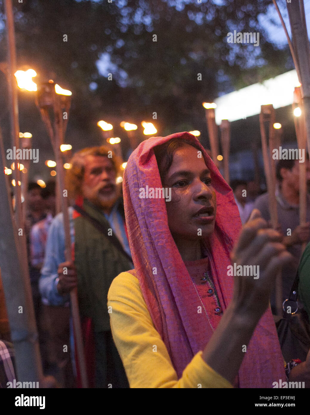 13. Mai 2015 - Dhaka, Bangladesch - DHAKA, Bangladesch - Mai 13: Bangladeshi säkularen Aktivisten nehmen Sie Teil an einem Laternenwanderungen Protest gegen die Tötung von Ananta Bijoy Das in Dhaka am 13. Mai 2015..Ananta Bijoy Das war in der Ganajagaran Mancha, das Forum fordert ein Verbot der islamistischen Parteien und Todesstrafe für verurteilte Kriegsverbrecher. Er forderte die sofortige Verhaftung der Mörder. (Kredit-Bild: © Zakir Hossain Chowdhury/ZUMA Draht) Stockfoto