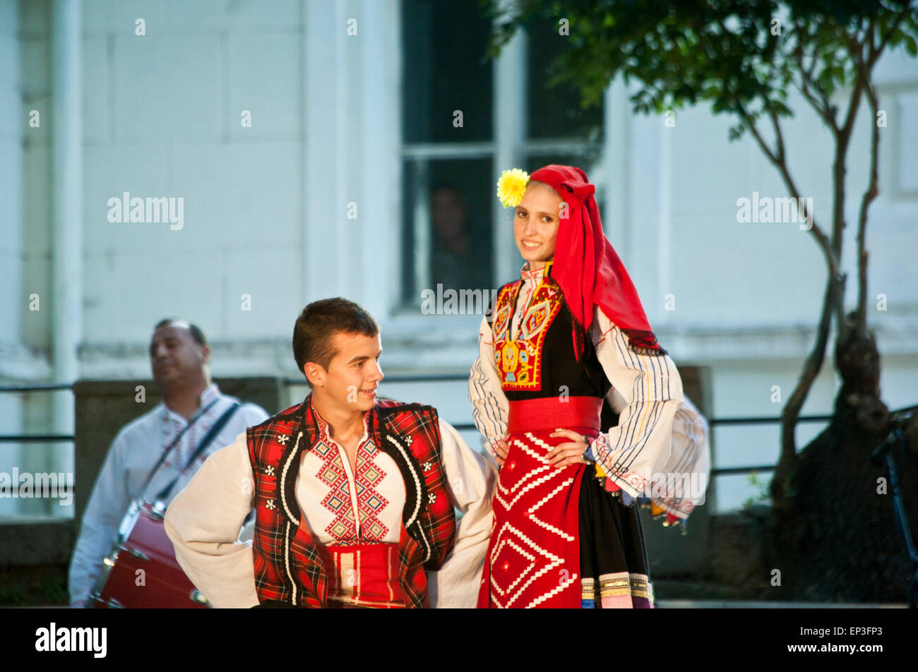 Ein junges Paar, die Durchführung eines traditionellen Gesang und Tanzes in Vidin in Bulgarien. Stockfoto