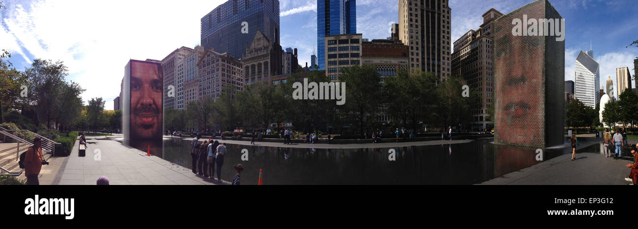 Chicago, Illinois: Skyline und den Blick auf die Crown Fountain (2004), interaktive Arbeit der öffentlichen Kunst und video Skulptur des katalanischen Künstlers Jaume Plensa Stockfoto