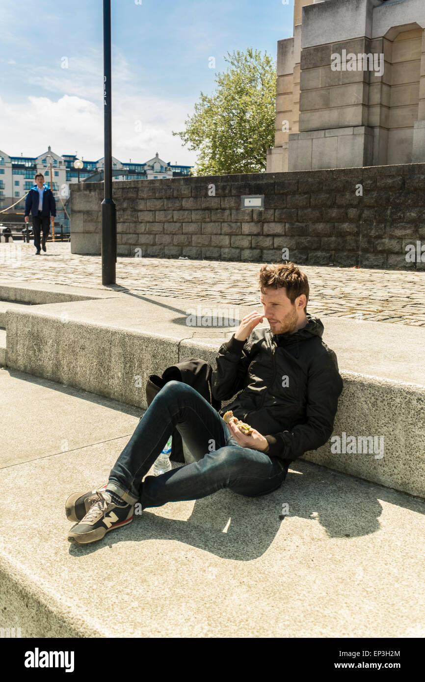 Genießen Sie eine Mittagspause saß in der Sonne in Bristol Stockfoto