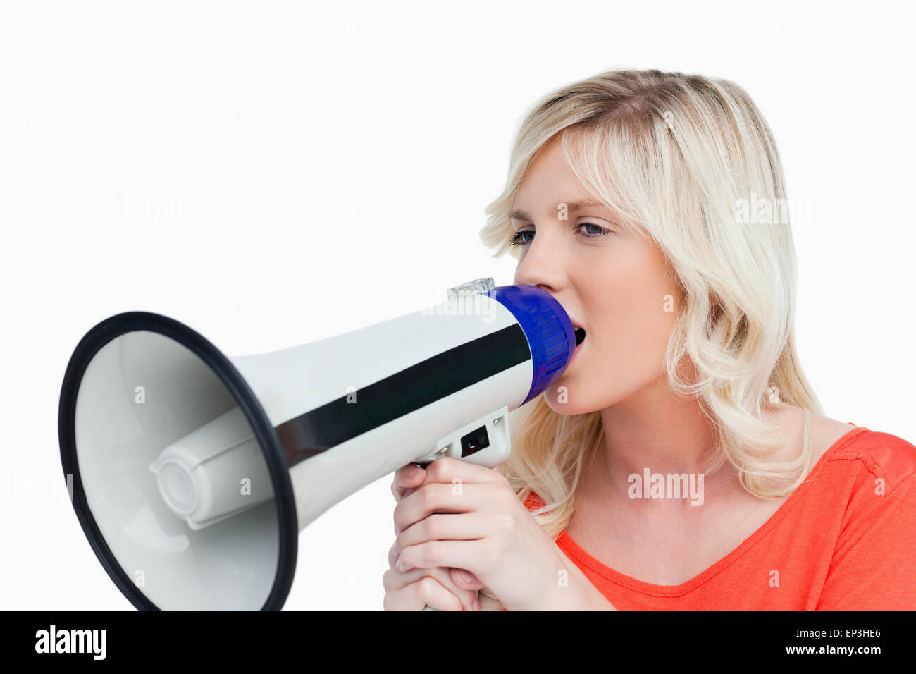 Junge Frau auf der Suche auf der Seite während des Sprechens in ein Megaphon Stockfoto