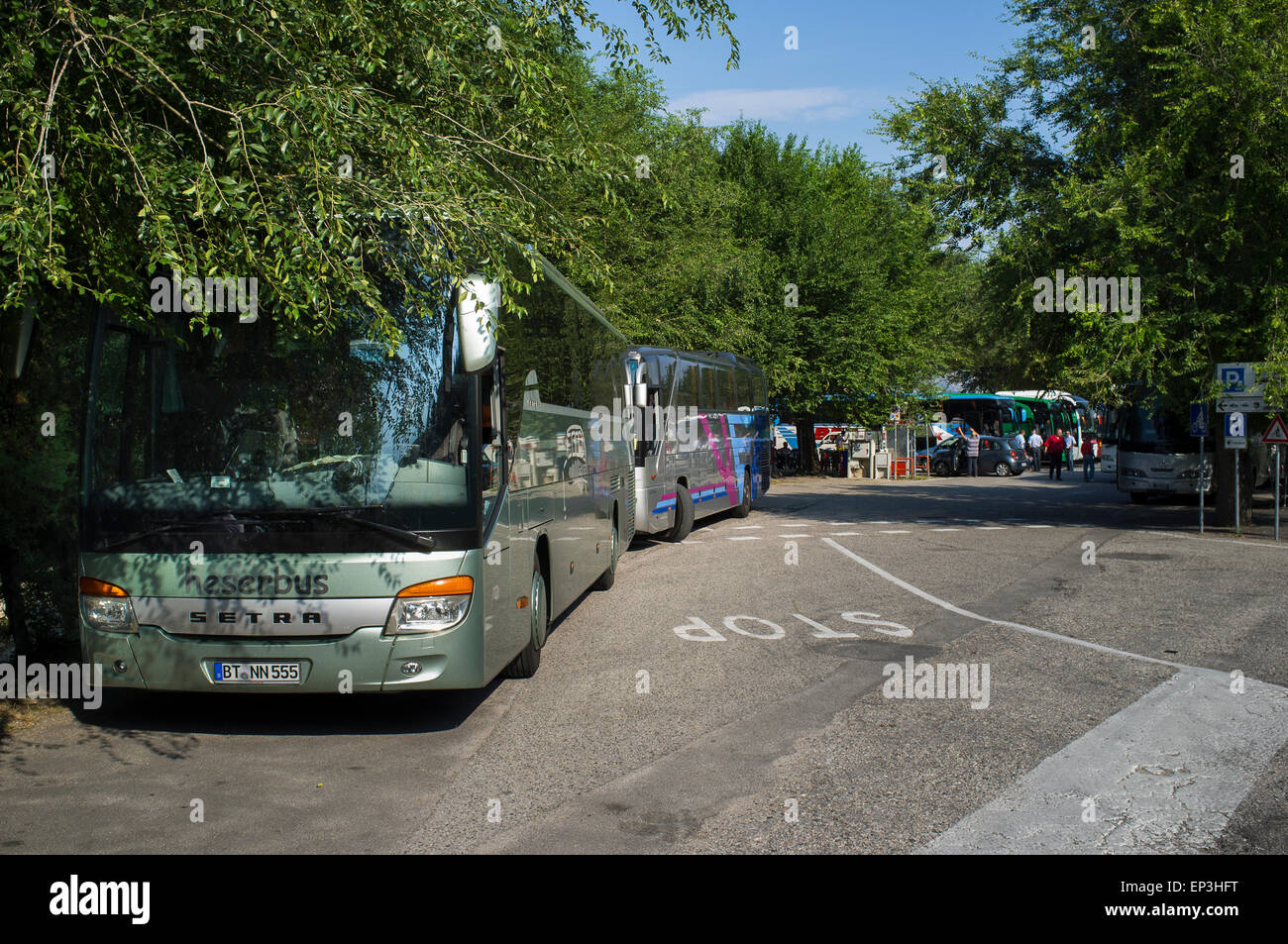 Reisebusse abgestellt auf einem Parkplatz in Italien. Stockfoto