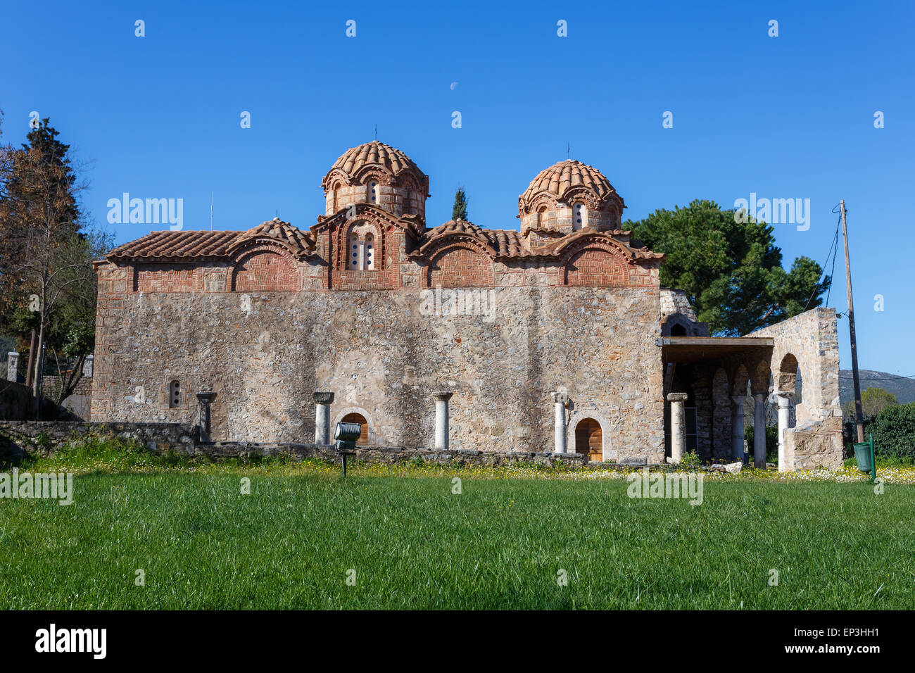 Mittelalterliche Kirche der Heiligen Apostel in Leontari Dorf in Arkadien, Griechenland vor blauem Himmel Stockfoto